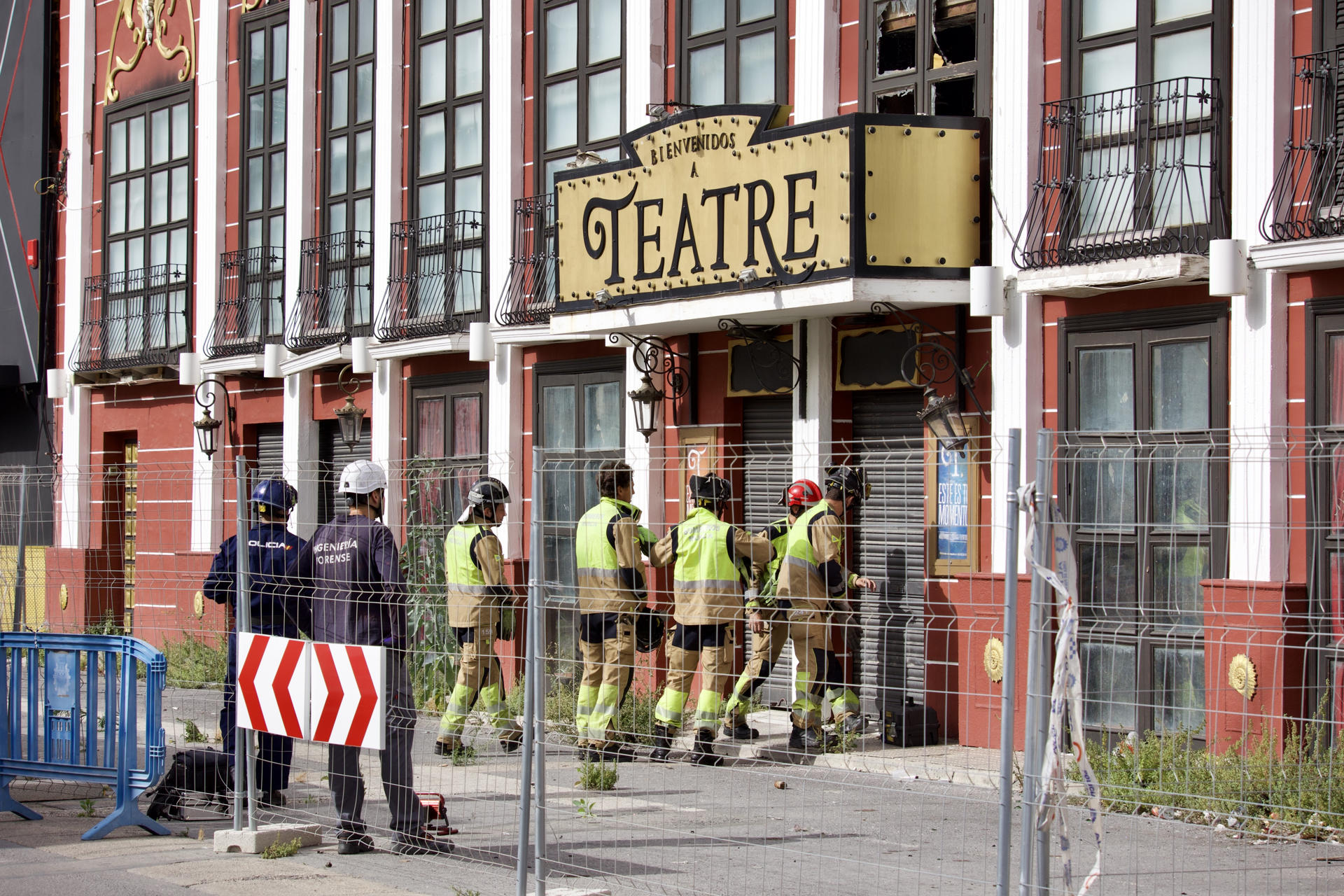 Imagen de archivo de los peritos en la zona las dos discotecas en Murcia que sufrieron el incendio en el murieron 13 personas. EFE/Juan Carlos Caval