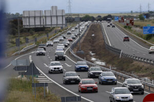 Tráfico en la autovía A5 en una imagen de archivo. EFE/ Manu Reino