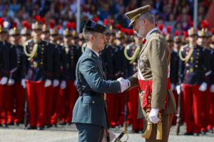El rey preside la entrega de Reales Despachos y nombramientos de los nuevos oficiales del Ejército de Tierra y de la Guardia Civil, este viernes en la Academia General Militar en Zaragoza.-EFE/ Javier Cebollada