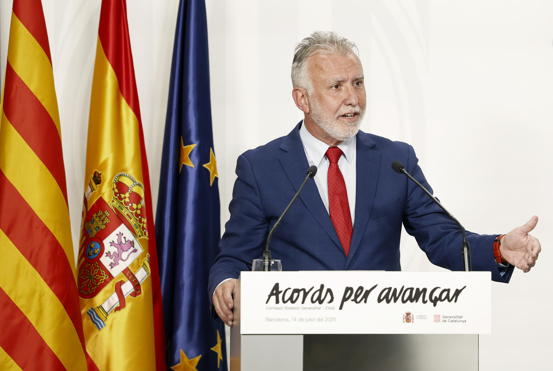El ministro de Política Territorial y Memoria Democrática, Ángel Víctor Torres, durante la rueda de prensa posterior a la reunión de la Comisión Bilateral entre el Ejecutivo central y el Govern para abordar la financiación singular de Cataluña, un modelo pactado entre el PSC y ERC en la investidura de Pedro Sánchez. EFE/Andreu Dalmau