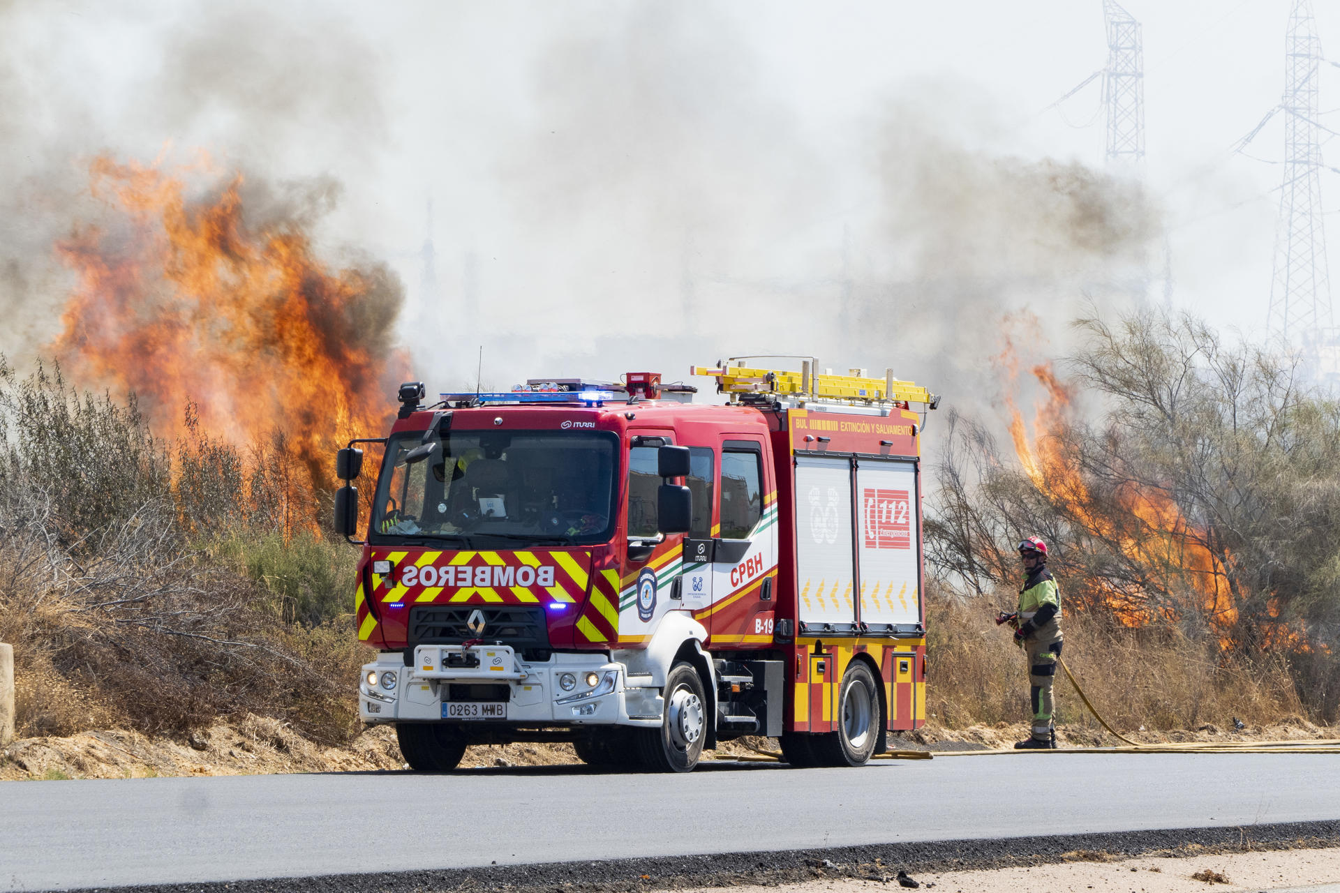 Efectivos del Plan Infoca y del Consorcio Provincial de Bomberos de Huelva están trabajando en la extinción de un incendio que se ha originado en un descampado próximo al polígono industrial de La Rábida (Huelva). Según han informado desde el Infoca, sus tareas se centran en evitar que el incendio pase a forestal, para lo que han movilizado un helicóptero semipesado, dos grupos de bomberos forestales, un agente de Medio Ambiente y un vehículo autobomba.-EFE/ David Arjona
