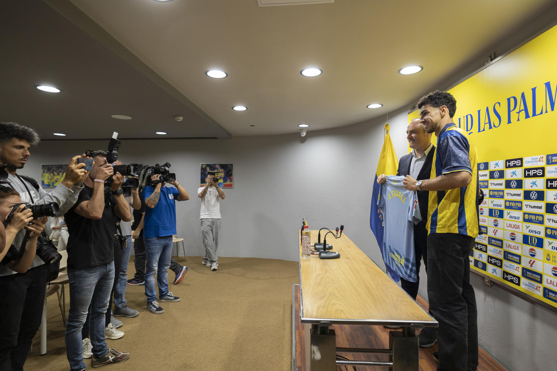 La Unión Deportiva Las Palmas ha presentado este martes a su nuevo portero, el grancanario Adrián Suárez, procedente del Villarreal. En la imagen, Suárez (1d) posa con el director deportivo del club, Luis Helguera (2d). EFE/Quique Curbelo