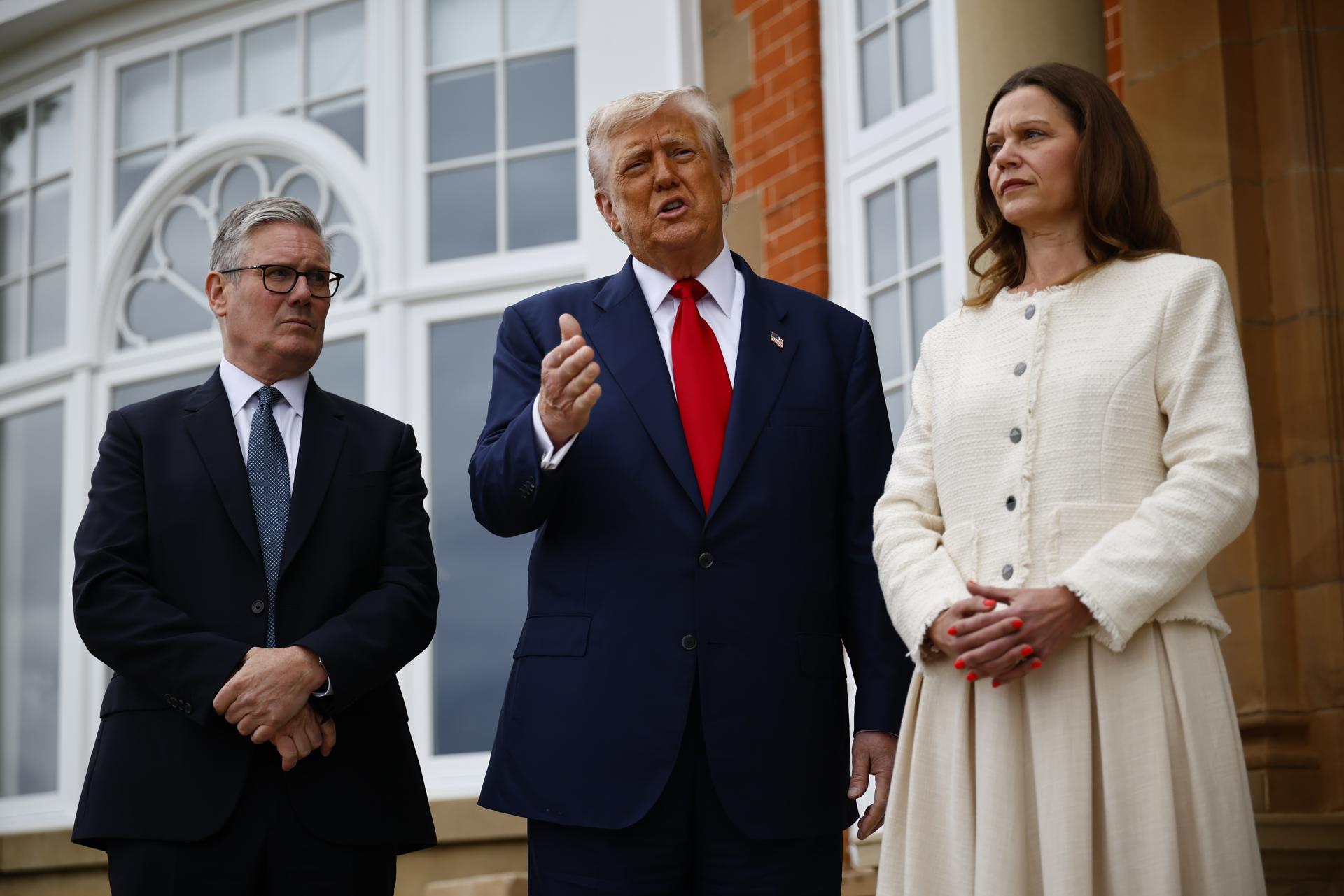 De izquierda a derecha: el primer ministro británico Keir Starmer, el presidente de EE.UU. Donald J. Trump y Victoria Starmer posan para fotos antes de la reunión de líderes en el resort de golf Trump Turnberry en Turnberry, Escocia, Reino Unido, 28 de julio de 2025. El presidente Trump está de viaje privado a Escocia para visitar sus campos de golf. (Reino Unido) EFE/EPA/TOLGA AKMEN / POOL