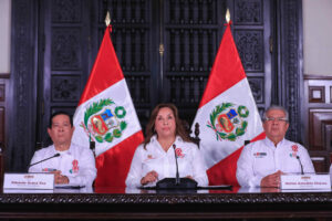 Fotografía cedida este domingo por la Presidencia de Perú de la mandataria, Dina Boluarte (c), durante una presentación de un proceso de formalización minera. EFE/ Presidencia de Perú