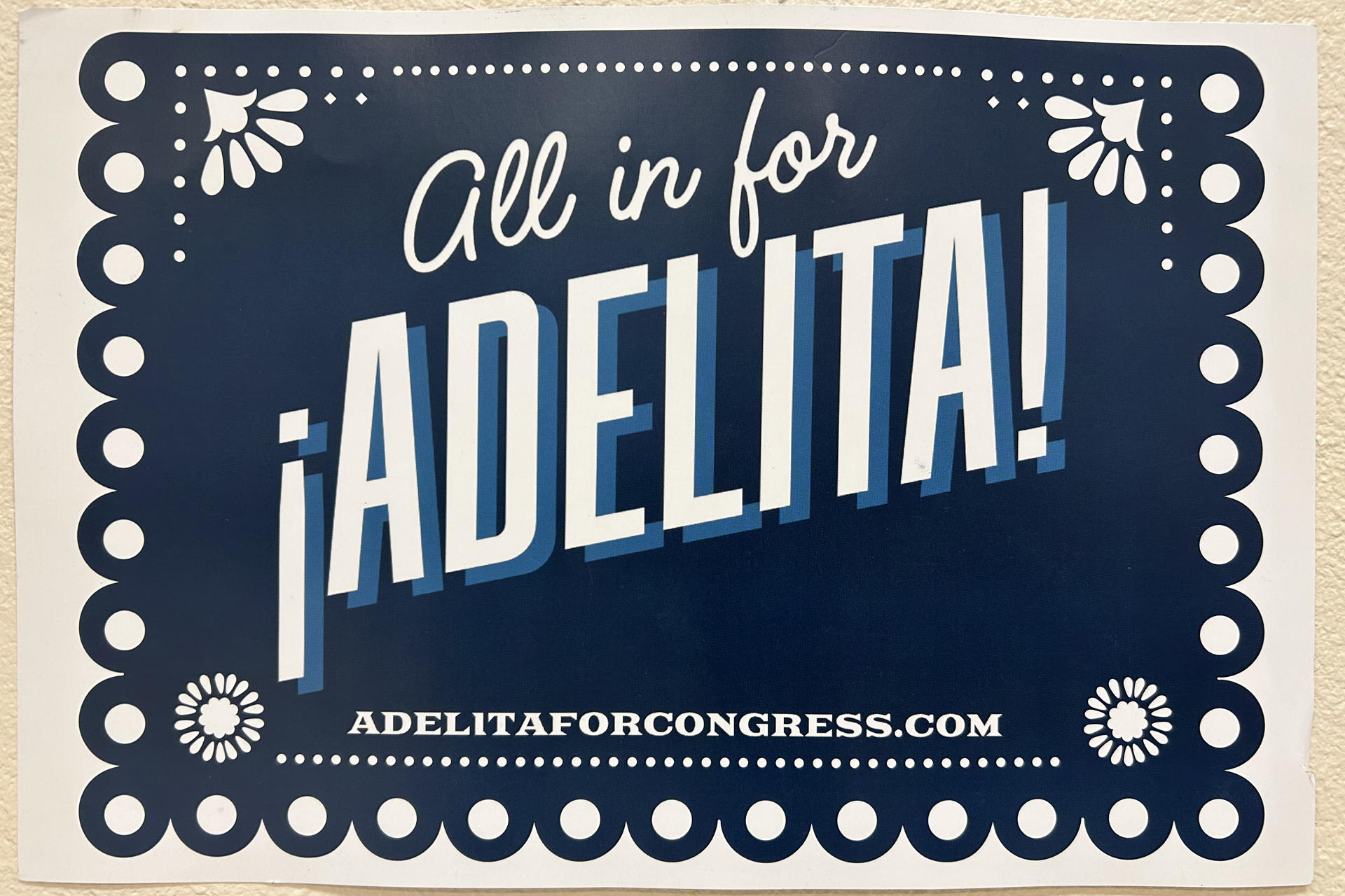 Fotografía del 21 de junio de 2025 de un cartel que pide apoyar a la candidata demócrata al congreso por el distrito 7 de Arizona, Adelita Grijalva, durante el evento 'La Gran Marcha', en Tucson Arizona (Estados Unidos). EFE/María León