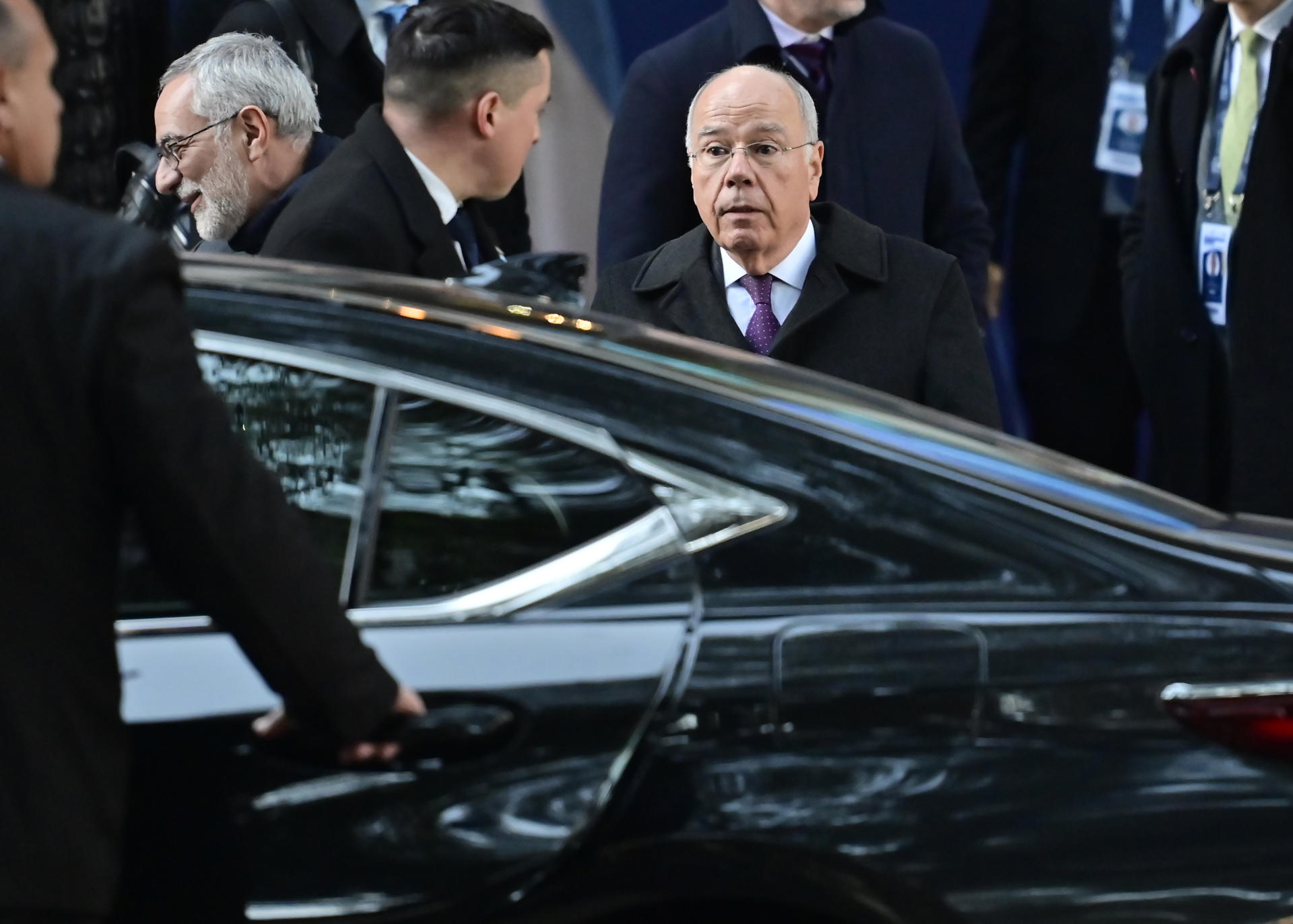 El ministro de Relaciones Exteriores de Brasil, Mauro Vieira, se retira del palacio San Martín al finalizar la primera jornada de la cumbre del Mercosur este miércoles, en Buenos Aires (Argentina). EFE/ Matias Martín Campaya