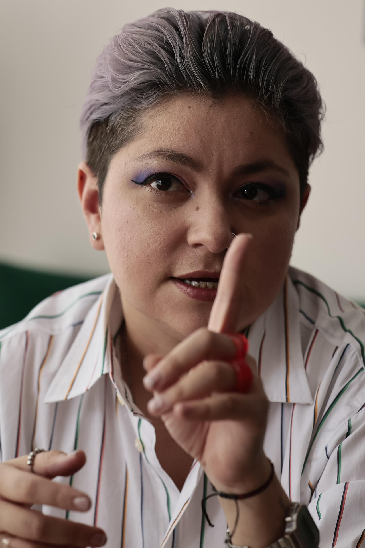 La escritora mexicana Yol Segura habla durante una entrevista con EFE este miércoles, en Ciudad de México (México). EFE/ José Méndez
