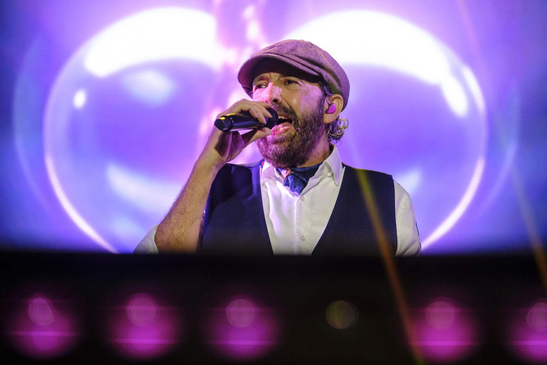 El músico y cantante dominicano Juan Luis Guerra durante el concierto que ha ofrecido esta noche en Gran Canaria, incluido en la gira que ha realizado por España. EFE/Ángel Medina G.