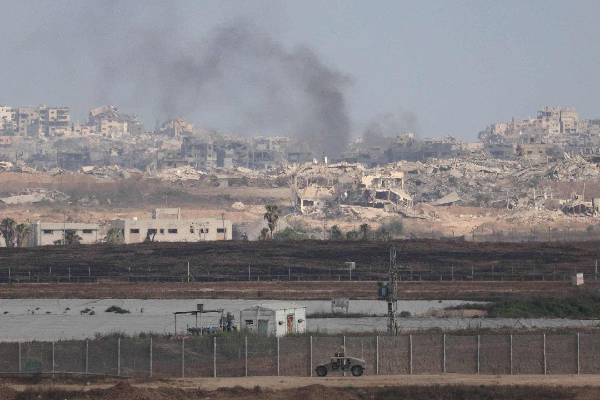 Imagen del 13 de julio de 2025 de un bombardeo israelí en Gaza. EFE/EPA/ABIR SULTAN