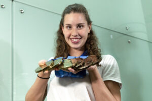 La nadadora catalana Iris Tió (Barcelona, 2 noviembre 2002) ha asegurado a su llegada al aeropuerto de Barcelona sentirse con "una felicidad indestructible" tras colgarse seis medallas —tres oros y tres bronces— en el Mundial de natación de Singapur 2025. EFE/Marta Pérez