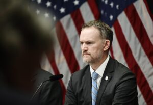 Imagen de este martes 29 de julio del representante comercial estadounidense, Jamieson Greer, durante una rueda de prensa tras las negociaciones comerciales con China en Estocolmo (Suecia). EFE/EPA/Magnus Lejhall SWEDEN OUT