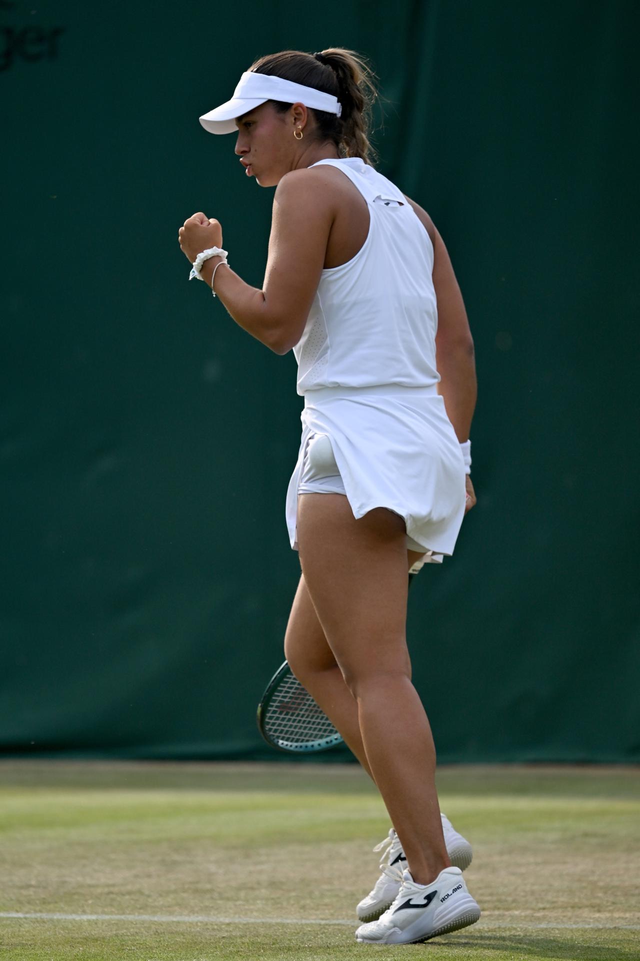 La española Jessica Bouzas Maneiro celebra su victoria ante la estadounidense Sofia Kenin en la segunda ronda de Wimbledon. EFE/EPA/DANIEL HAMBURY EDITORIAL USE ONLY