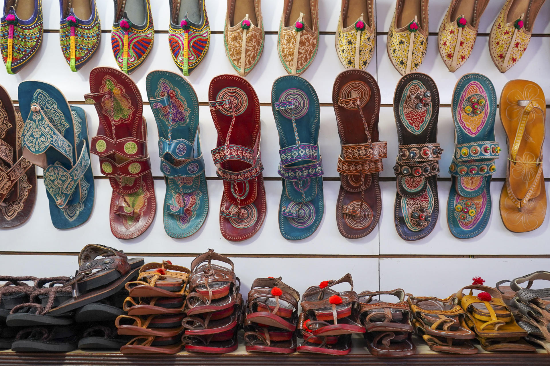 Vista del Janpath Market, uno de los mercados en Nueva Delhi, donde se venden las sandalias tradicionales indias ‘Kolhapuri chappals’. EFE/Lucía Goñi