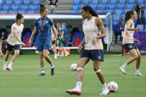 BASILEA (SUIZA), 26/07/2025.- La entrenadora de la selección española, Montse Tomé (2i), dirige un entrenamiento este sábado, en el St. Jakob Park de Basilea (Suiza), previo al partido de final de la Eurocopa Femenina 2025 que disputan España e Inglaterra. EFE/ Ana Escobar