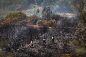Los vecinos de los barrios de Pedreres y Font de la Pólvora de Gerona permanecen confinados a causa de un incendio de vegetación que se ha declarado en la zona conocida como Polvorí y que ha provocado una densa columna de humo, según informa el Ayuntamiento y Protección Civil. EFE/David Borrat