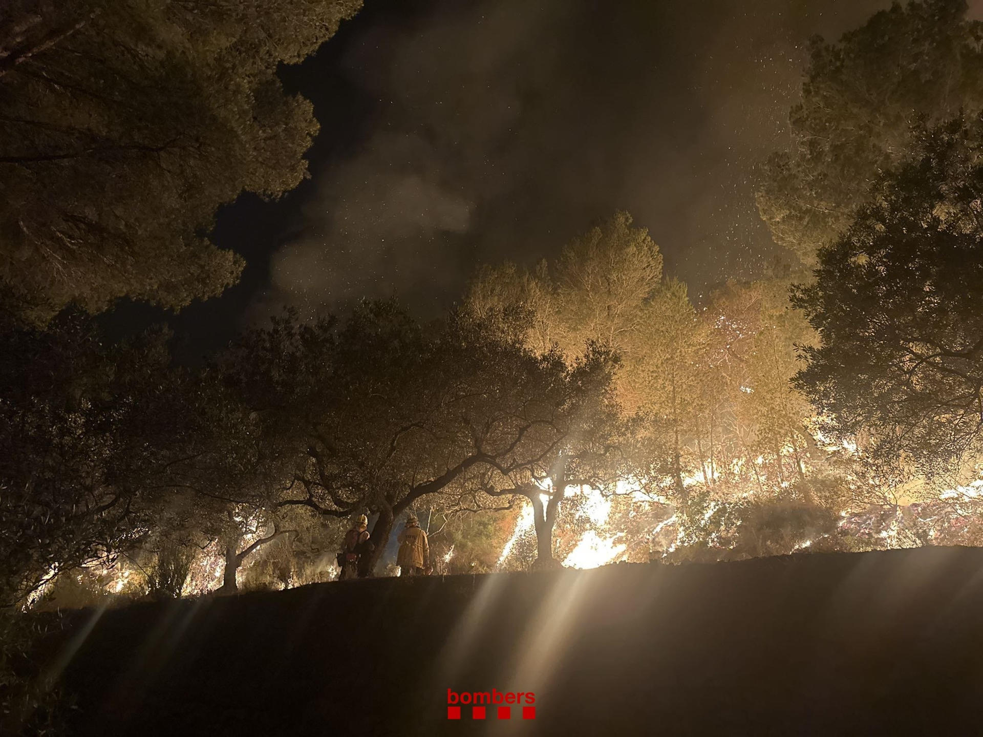 El voraz incendio que se declaró el pasado lunes en Paüls (Tarragona), que ha calcinado unas 3.200 hectáreas, continúa activo tras una noche en la que más de 460 efectivos con 120 vehículos han continuando trabajando intensamente para cerrar el perímetro y estabilizar el fuego, lo que podrían lograr en las próximas horas. EFE/Bombers de la Generalitat ***SÓLO USO EDITORIAL/SOLO USO PERMITIDO PARA ILUSTRAR LA NOTICIA QUE APARECE EN EL PIE DE FOTO*** (CRÉDITO OBLIGATORIO)