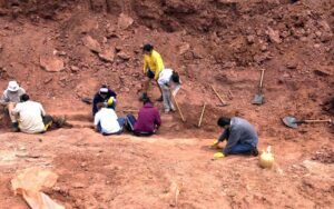 Imagen de archivo (07/07/04).- Inicio de una nueva campaña de excavaciones en los yacimientos de dinosaurios, dirigidas por Fidel Torcida, del Colectivo Arqueológico y Paleontológico de Salas de los Infantes, con el principal objetivo de encontrar fósiles del cráneo de un dinosaurio Requisáurido, en el yacimiento de Tenadas de los Vallejos. EFE/Federico Vélez