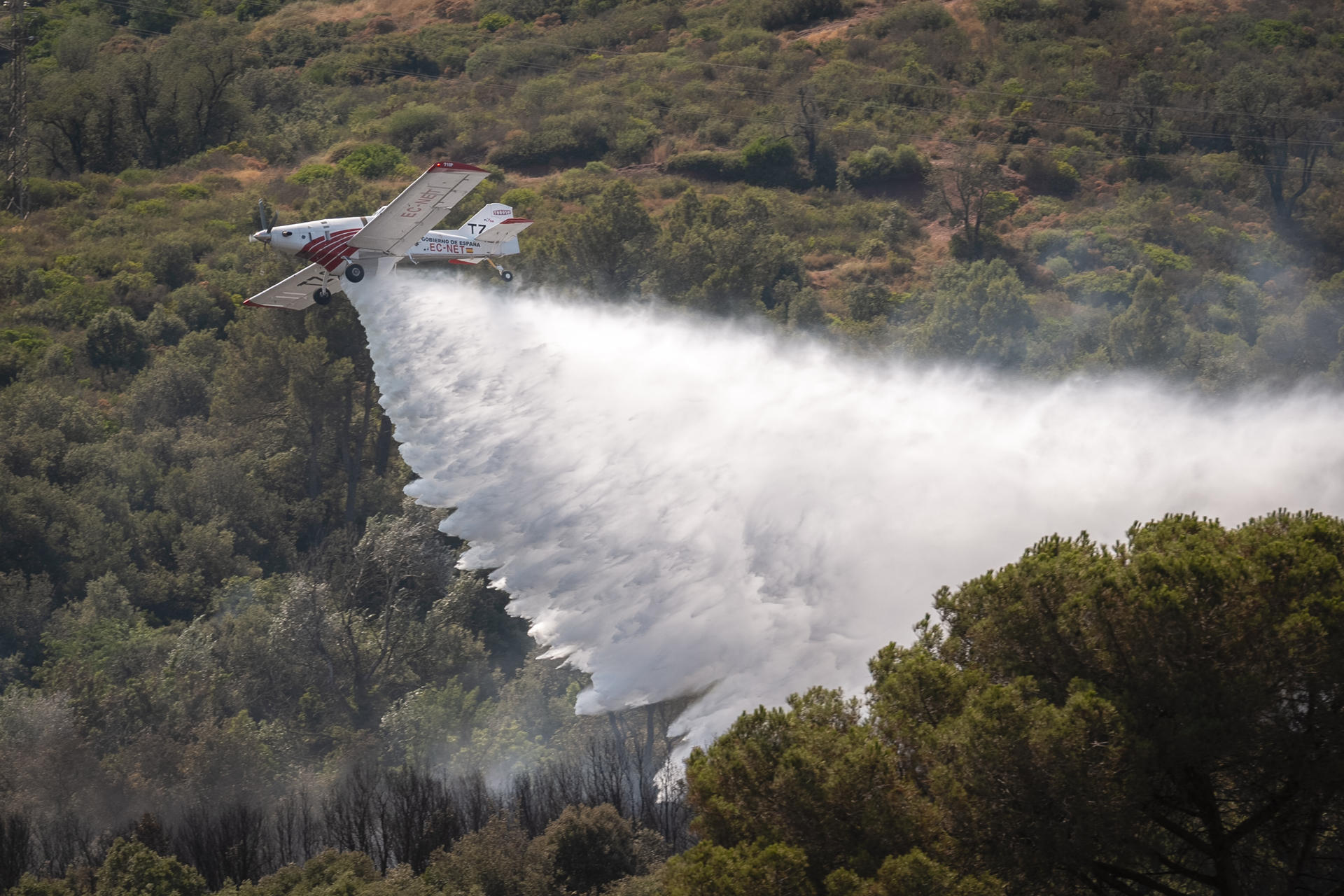 Los vecinos de los barrios de Pedreres y Font de la Pólvora de Gerona permanecen confinados a causa de un incendio de vegetación que se ha declarado en la zona conocida como Polvorí y que ha provocado una densa columna de humo, según informa el Ayuntamiento y Protección Civil. EFE/David Borrat
