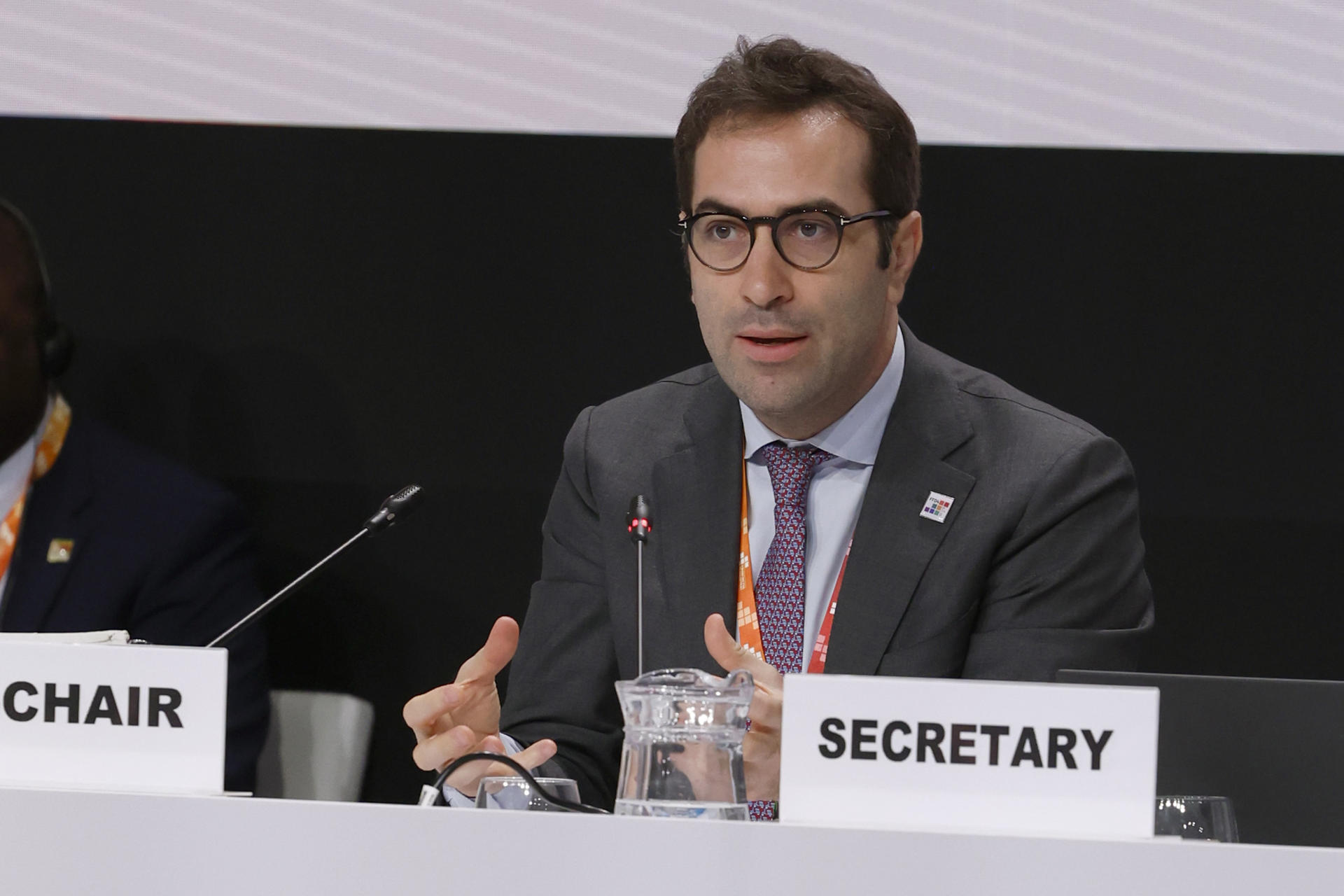 El ministro de Economía de España, Carlos Cuerpo, interviene en el panel 'Reformar la arquitectura financiera internacional y abordar los problemas sistémicos', durante la IV Conferencia de la ONU sobre Financiación al Desarrollo este jueves en Sevilla. EFE/ J. Palencia