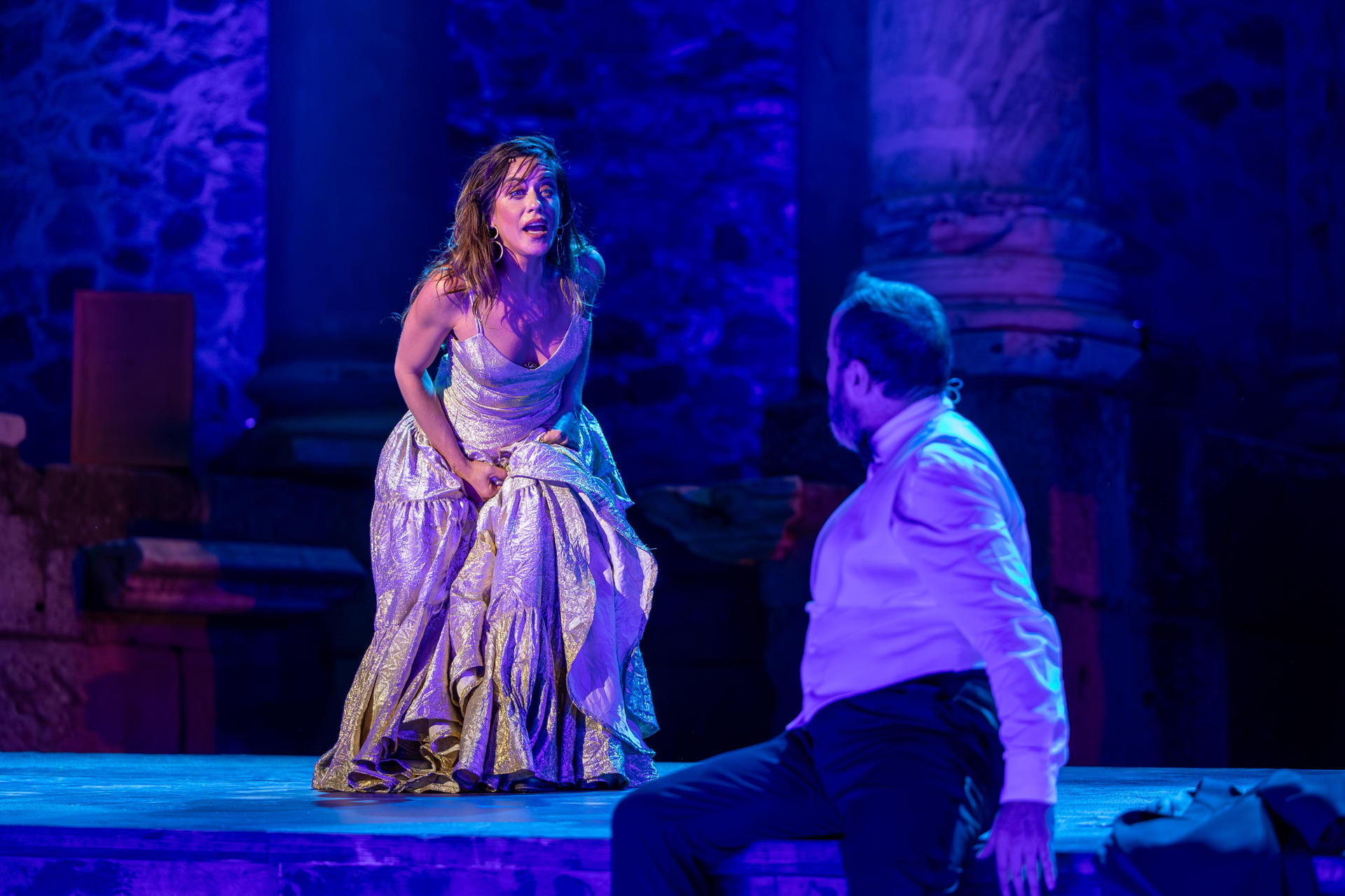La sevillana María Léon (i) debuta en el Teatro Romano de Mérida junto a Elisa Matilla, Patxi Freytez, Santi Marín con 'Electra', en versión de Eduardo Galán y bajo la dirección del también debutante Lautaro Perotti, una obra que llega en el ecuador del festival emeritense y en la que no solo se ahonda en temas como el deseo o la necesidad de justicia, sino en las circunstancias de cada personaje. EFE/ Jero Morales