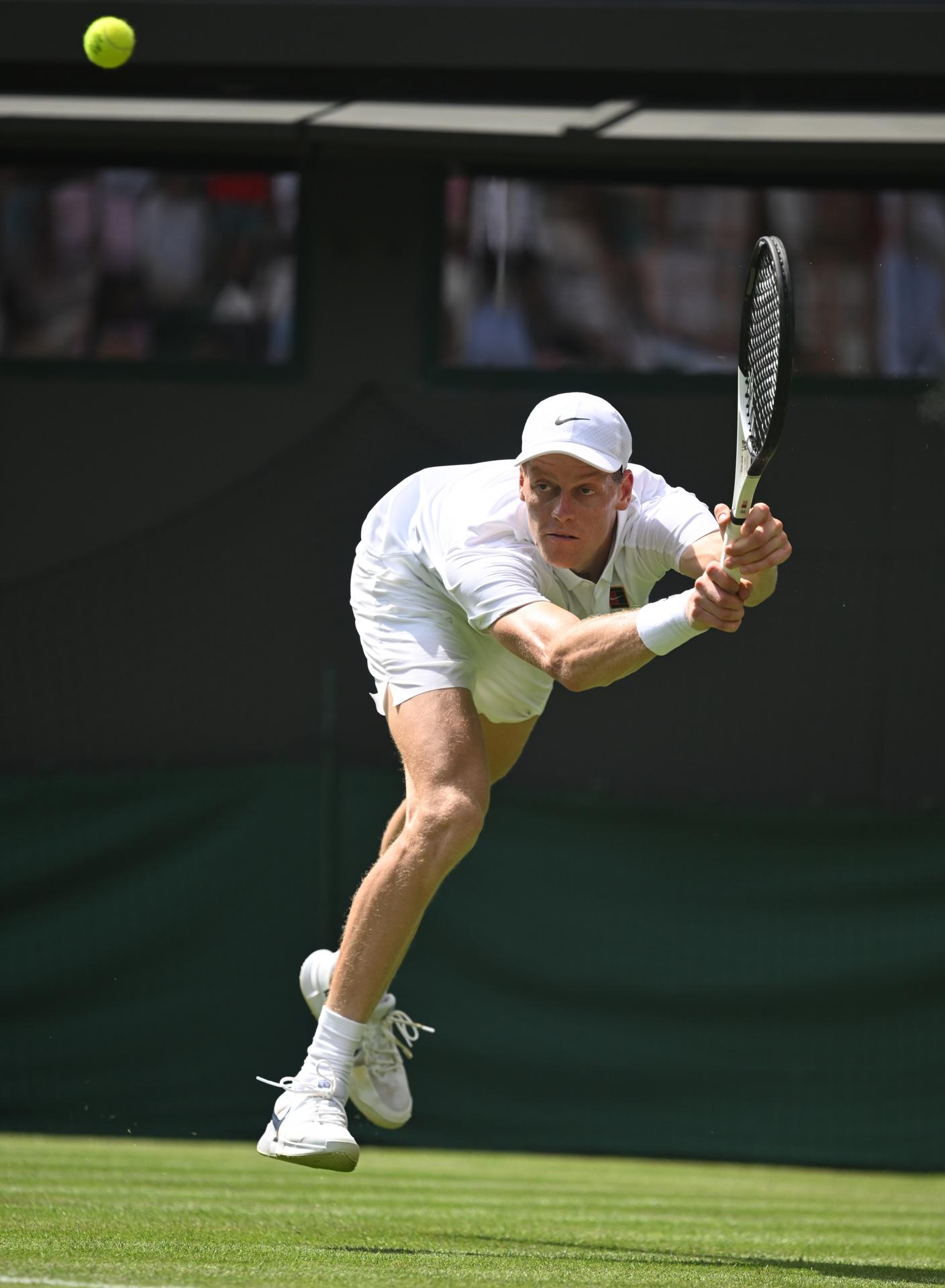 El italiano Jannik Sinnercelebra su victoria en su debut en Wimbledon ante el italiano Luca Nardi. EFE/EPA/DANIEL