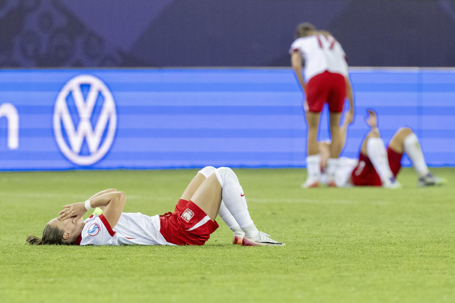 La polaca Ewa Pajor se lamenta sobre el terreno de juega tras la eliminación ante Suecia en Lucerna, Suiza. EFE/EPA/URS FLUEELER