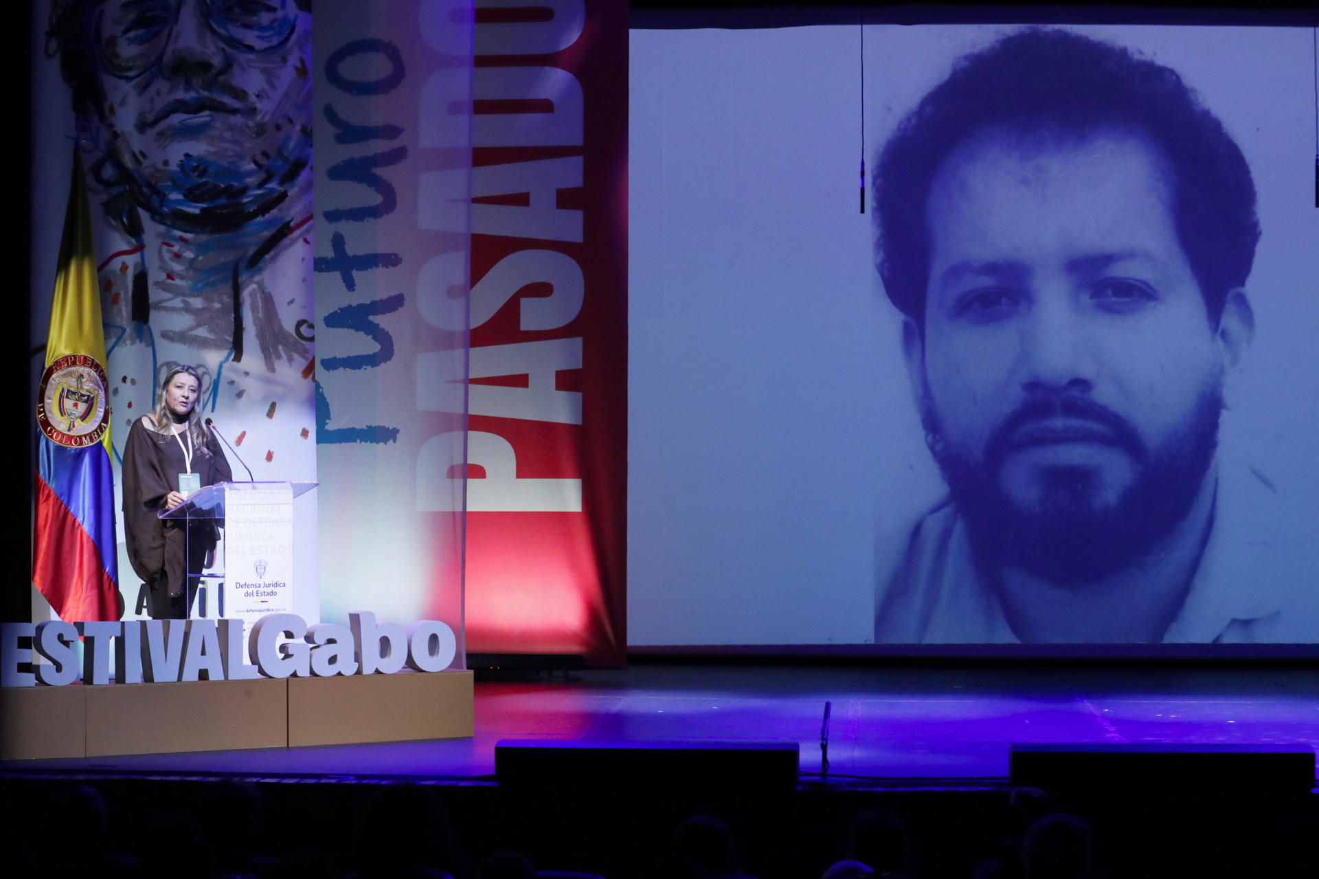La hija del periodista Jorge Torres Alexandra Torres Mora habla en un acto de reconocimiento de responsabilidad internacional del Estado colombiano este viernes, en Bogotá (Colombia). EFE/ Carlos Ortega
