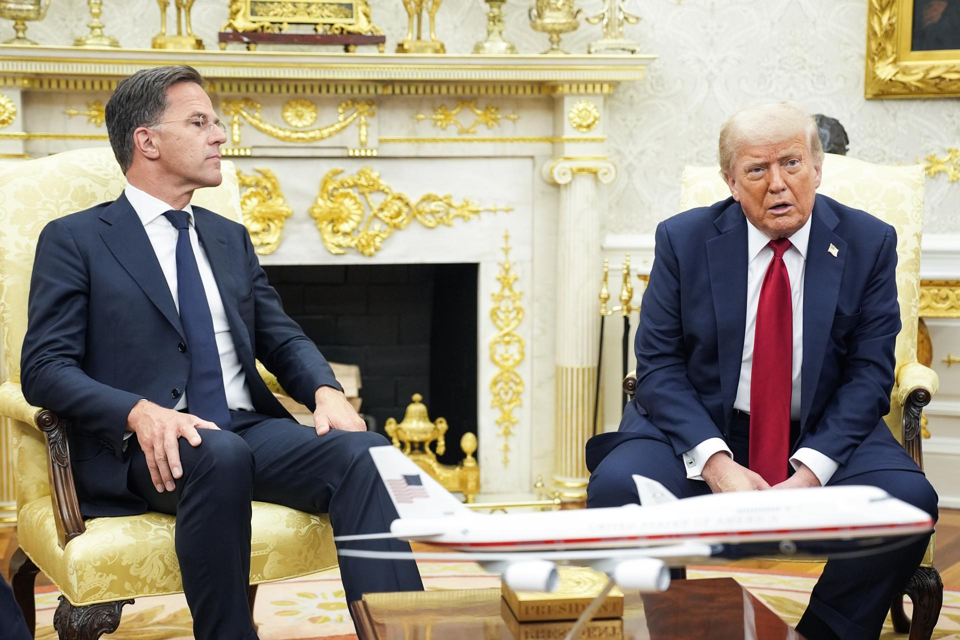 El presidente de Estados Unidos, Donald Trump, conversa con el secretario general de la OTAN, Mark Rutte (i), en una reunión en el Despacho Oval de la Casa Blanca en Washington, DC. EFE/EPA/YURI GRIPAS / POOL