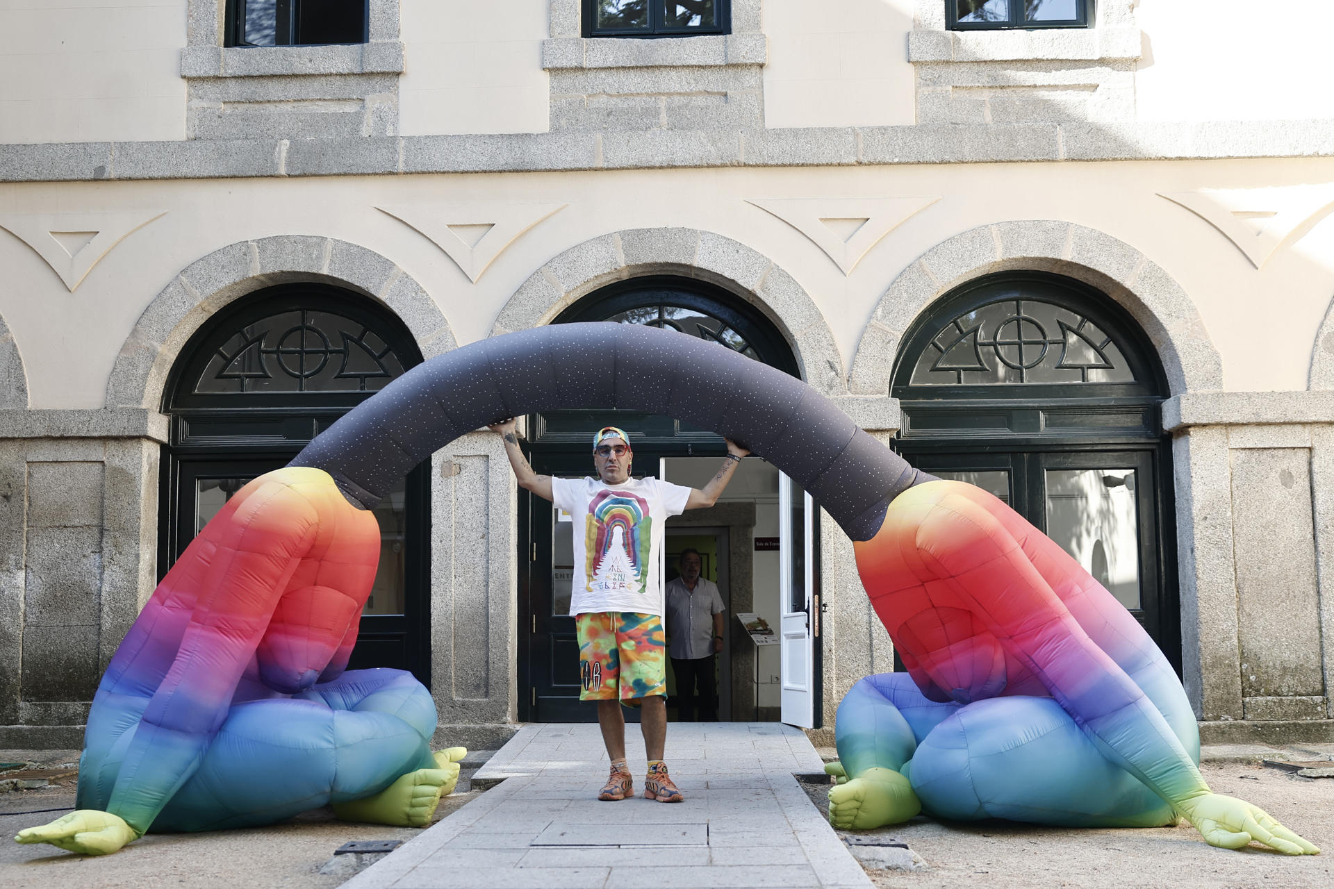 El pintor, escultor y diseñador Okuda San Miguel imparte el taller Okuda San Miguel, el color como herramienta de cambio!!, este lunes en San Lorenzo de El Escorial (Madrid).-EFE/ Sergio Pérez