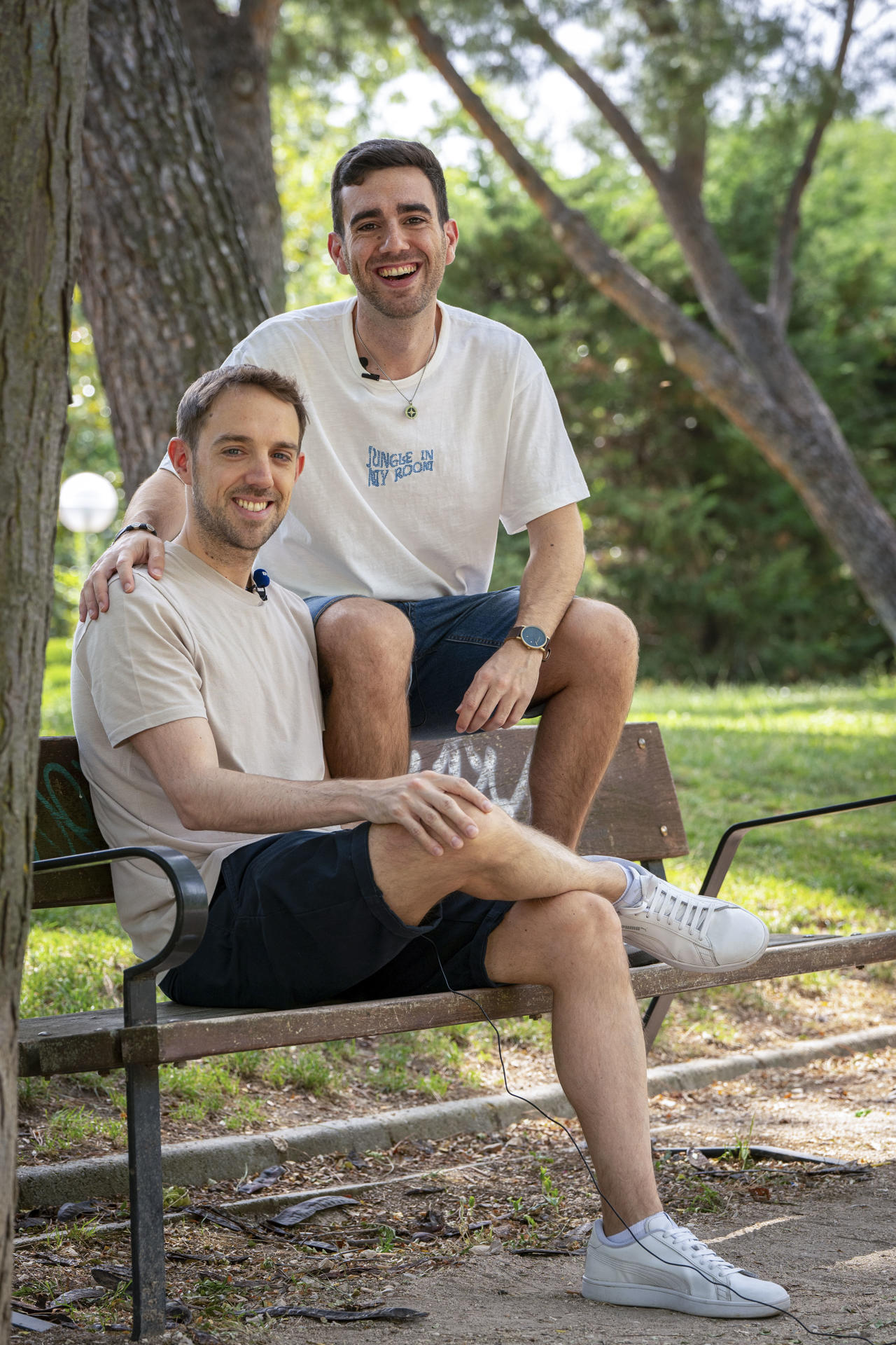 Adrián y Fernando se han casado en Tarifa (Cádiz) en el Día del Orgullo y cuando se cumplen veinte años de la aprobación del matrimonio igualitario. Un enlace que ha generado enorme alegría a familia y amistades y que viven con la naturalidad y normalidad de poder formalizar una familia "como todo el mundo". EFE/Fernando Villar.