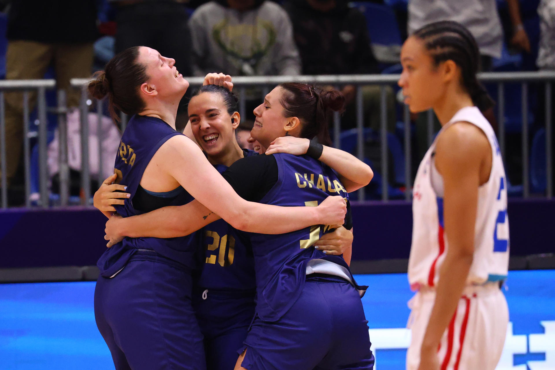 Fotografía cedida por el Instituto Nacional de Deportes de las jugadoras de Argentina al celebrar el triunfo ante Puerto Rico. EFE/Marcelo Hernande/Instituto Nacional de Deportes