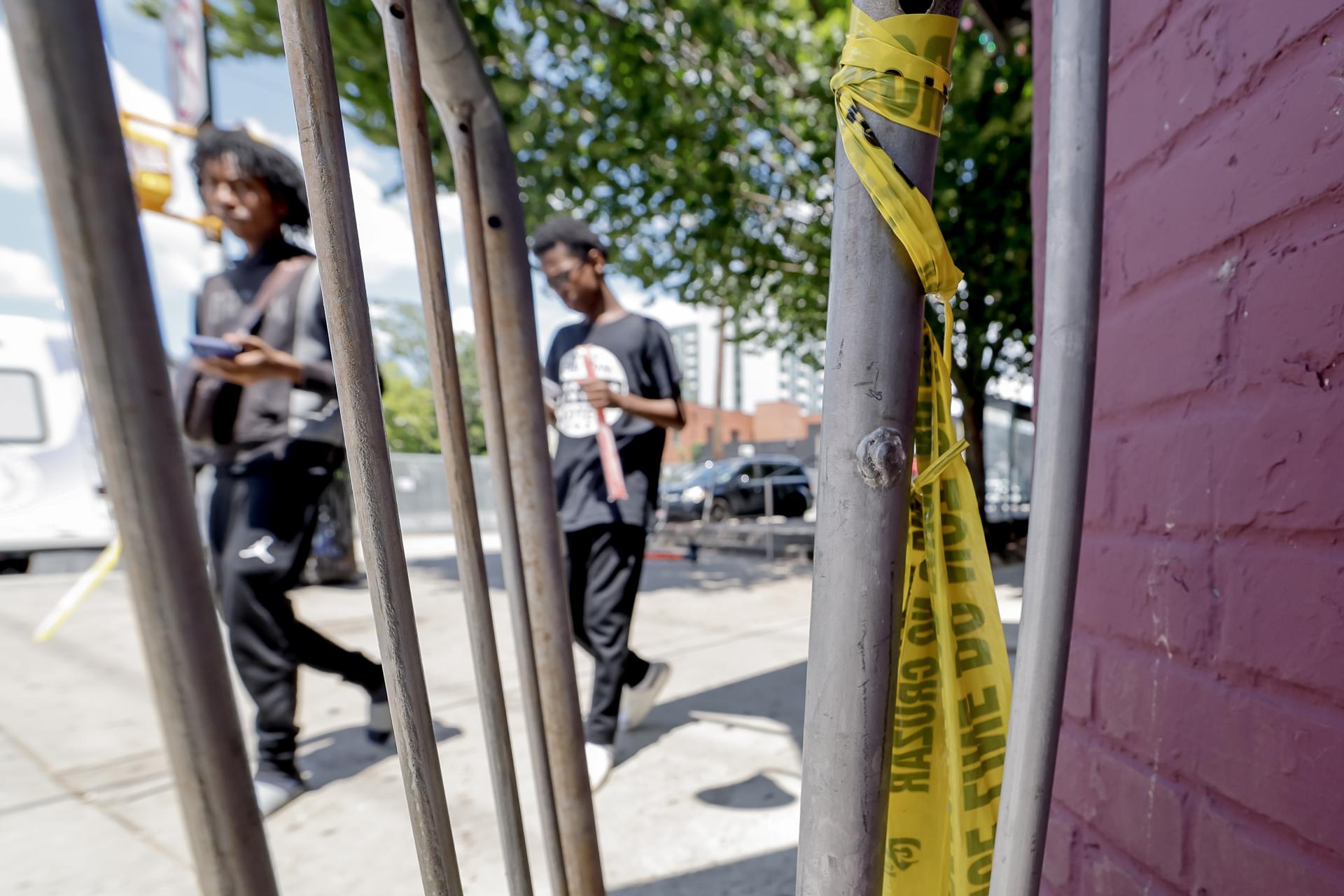 La cinta de la escena del crimen permanece cerca del lugar de una masacre que dejó a un hombre muerto y a otros diez heridos en Edgewood Avenue en Atlanta, Georgia, EE.UU. EFE/ERIK S. LESSER