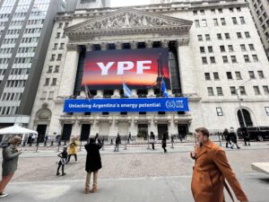 Fotografía de archivo de personas frente a la pancarta de la petrolera argentina YPF en la fachada de la bolsa de valores de Nueva York. EFE/Sarah Yáñez-Richards