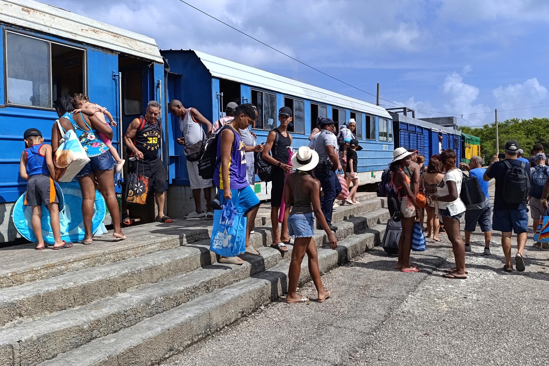 Fotografía del 18 de julio de 2025 de personas abordando un tren con destino a una playa del este en La Habana (Cuba). EFE/ Ernesto Mastrascusa