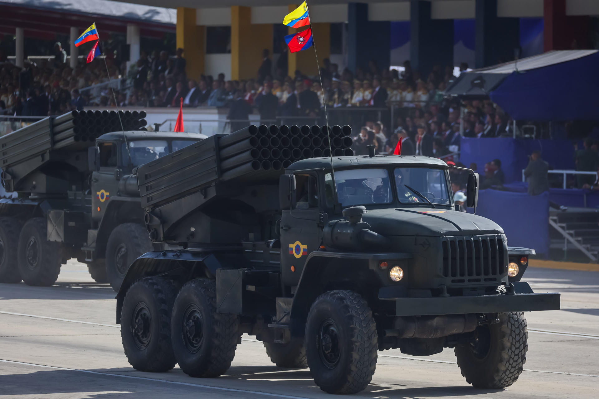 Vehículos de la Fuerza Armada Nacional Bolivariana (FANB) participan en un desfile durante los actos conmemorativos del 214 aniversario de la Independencia de Venezuela este sábado, en Caracas. EFE/ Miguel Gutiérrez