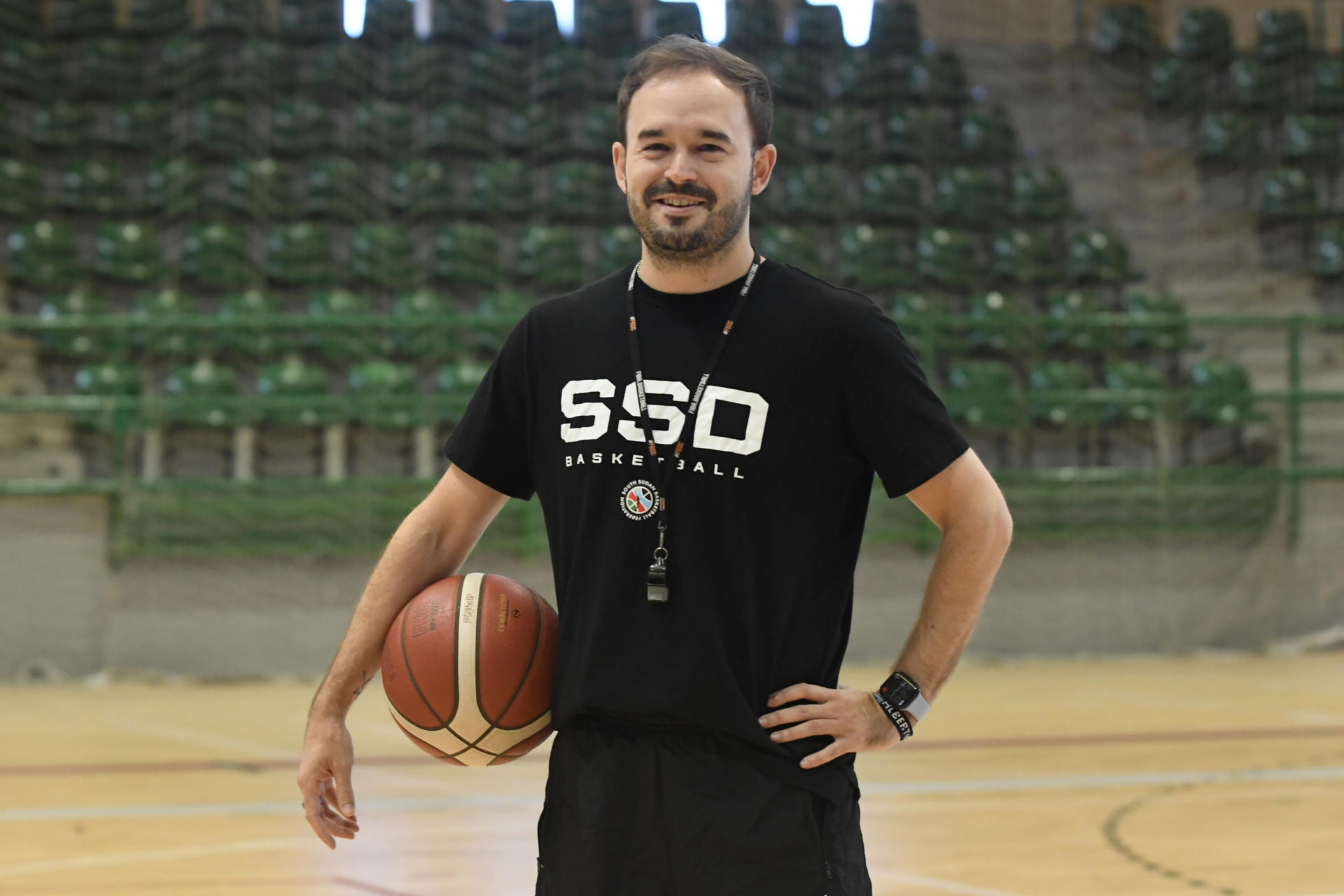Alberto Antuña, entrenador de la selección femenina de baloncesto de Sudán del Sur, durante una entrevista con la Agencia EFE en Segovia. EFE/Pablo Martín