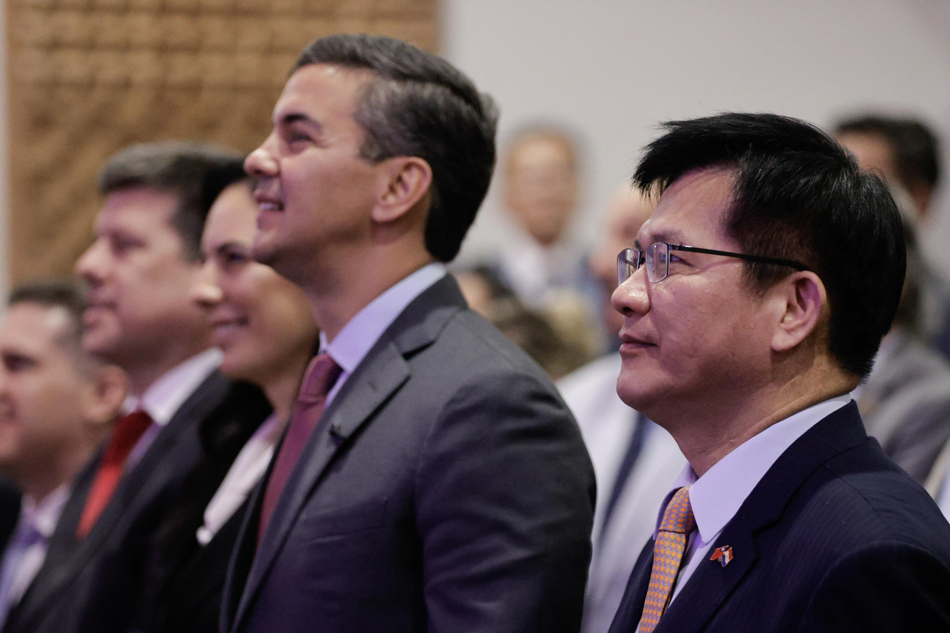 El canciller de Taiwán, Lin Chia-lung (d), y el presidente de Paraguay, Santiago Peña (i), asisten al Foro de Inversiones Paraguay-Taiwan este lunes, en Asunción (Paraguay). EFE/ Juan Pablo Pino