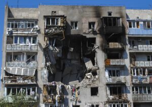 Vista general de los daños causados por un ataque ruso con drones en un edificio residencial en Odesa, Ucrania, el 24 de julio de 2025. EFE/EPA/IGOR TKACHENKO