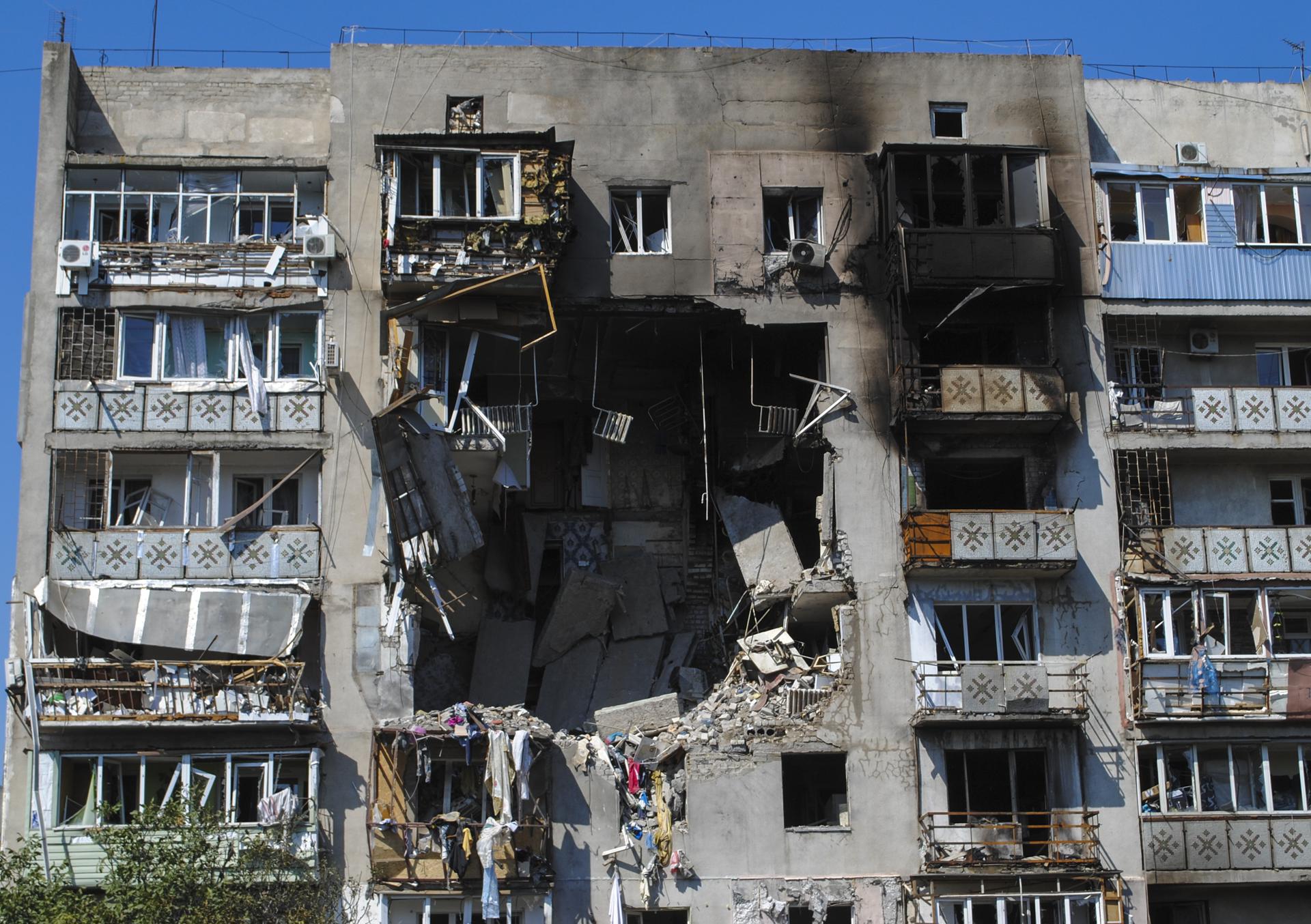 Vista general de los daños causados por un ataque ruso con drones en un edificio residencial en Odesa, Ucrania, el 24 de julio de 2025. EFE/EPA/IGOR TKACHENKO