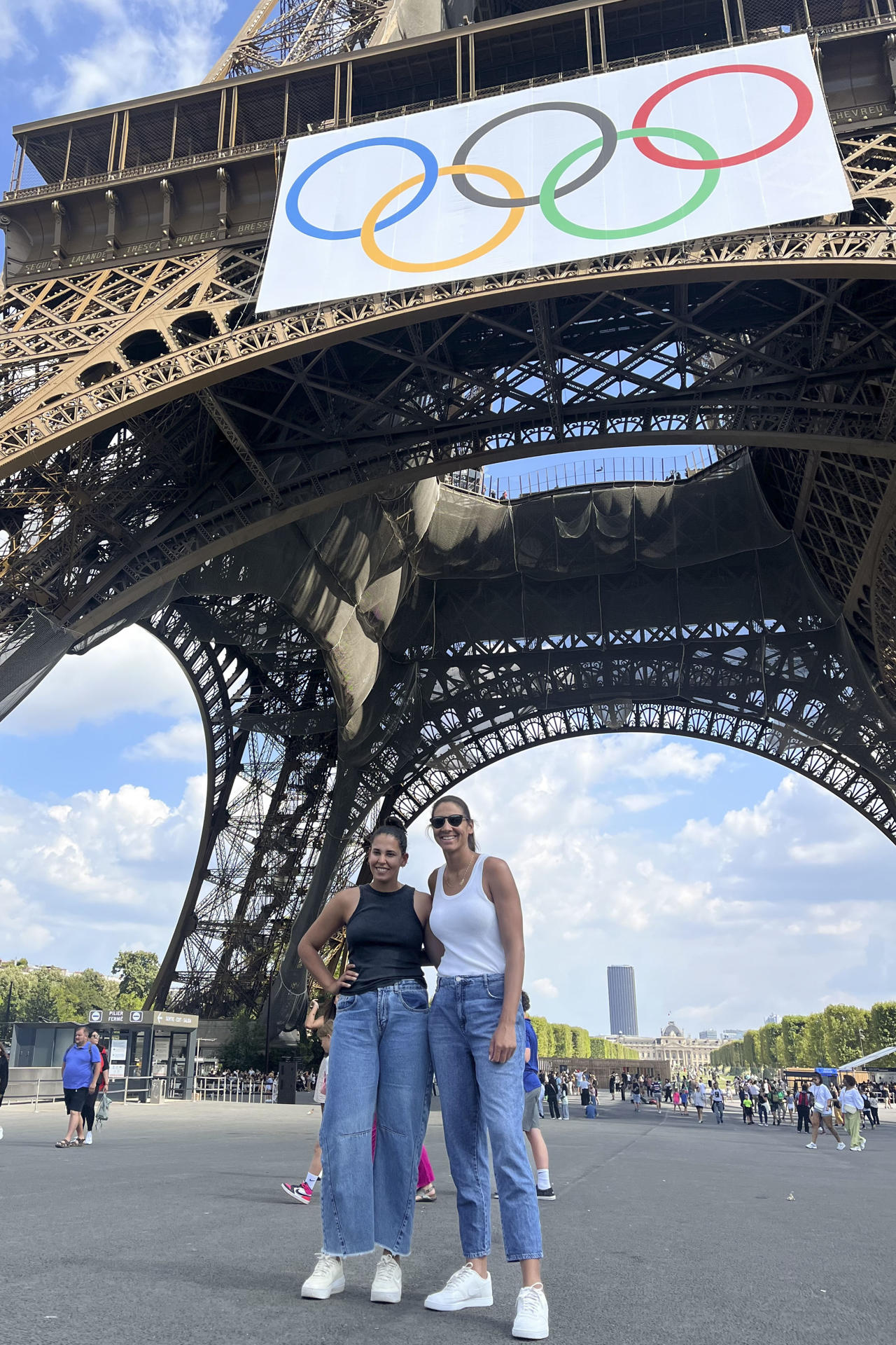 Las campeonas olímpicas de voley playa, Ana Patricia Silva Ramos (d) y Eduarda 'Duda' Santos, campeonas olímpicas con Brasil en 2024, posan bajo la Torre Eiffel para rememorar un año después su triunfo en la capital francesa. EFE / Val Torres.
