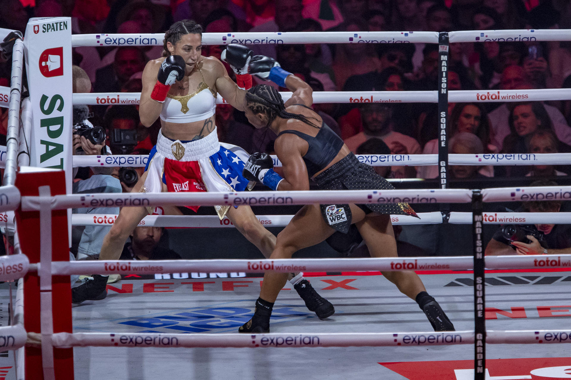 La española Jennifer Miranda (i) durante su pelea contra la estadounidense Alycia Baumgardner por el campeonato indiscutible superpluma en el Madison Square Garden en Nueva York. EFE/Ángel Colmenares
