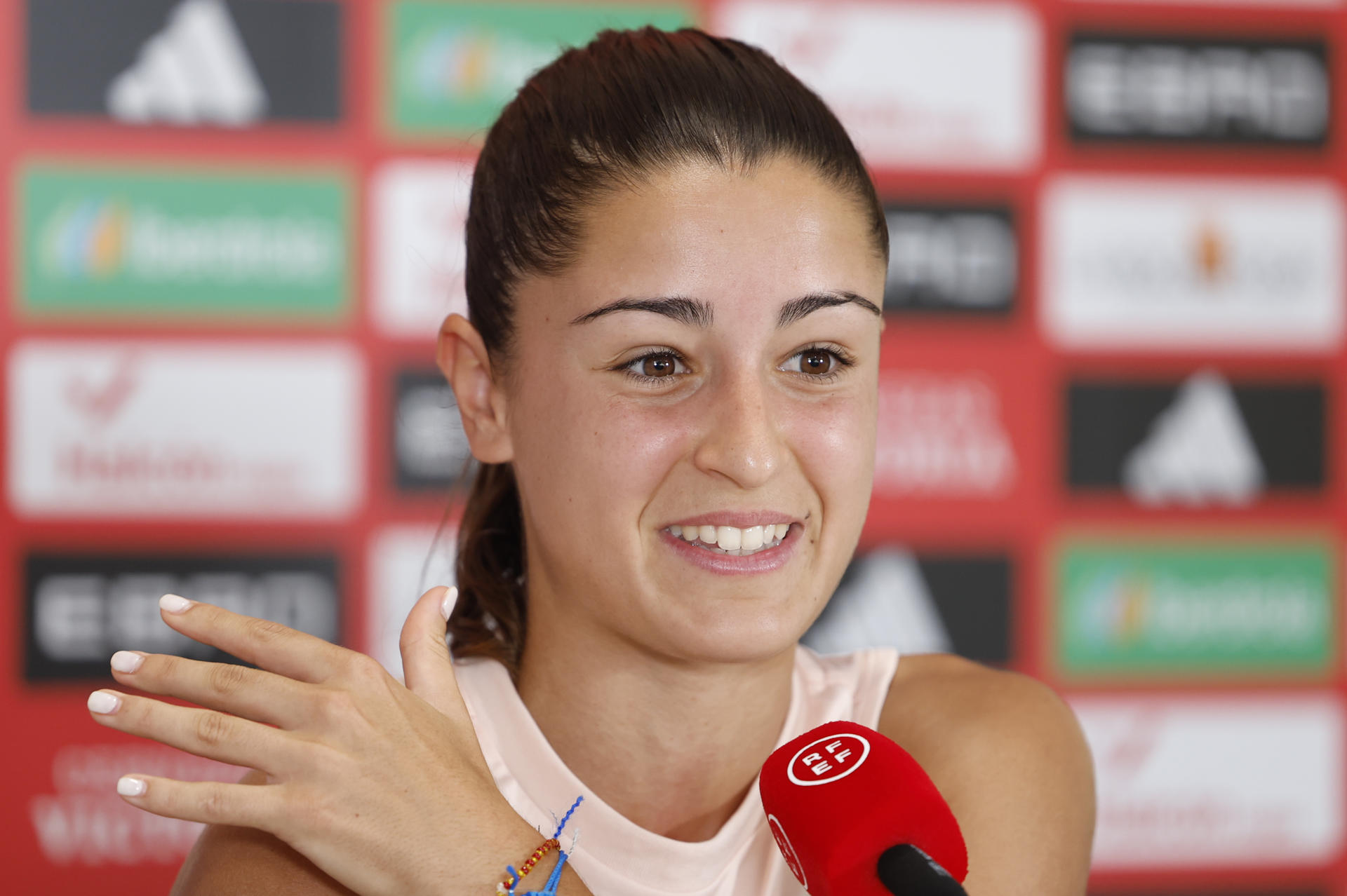.-La jugadora de la selección española de fútbol Jana Fernández, durante la rueda de prensa tras el entrenamiento este lunes en Lausana, para preparar el partido de cuartos de final de la Eurocopa que disputan contra la selección de Suiza el próximo viernes. EFE/ Ana Escobar