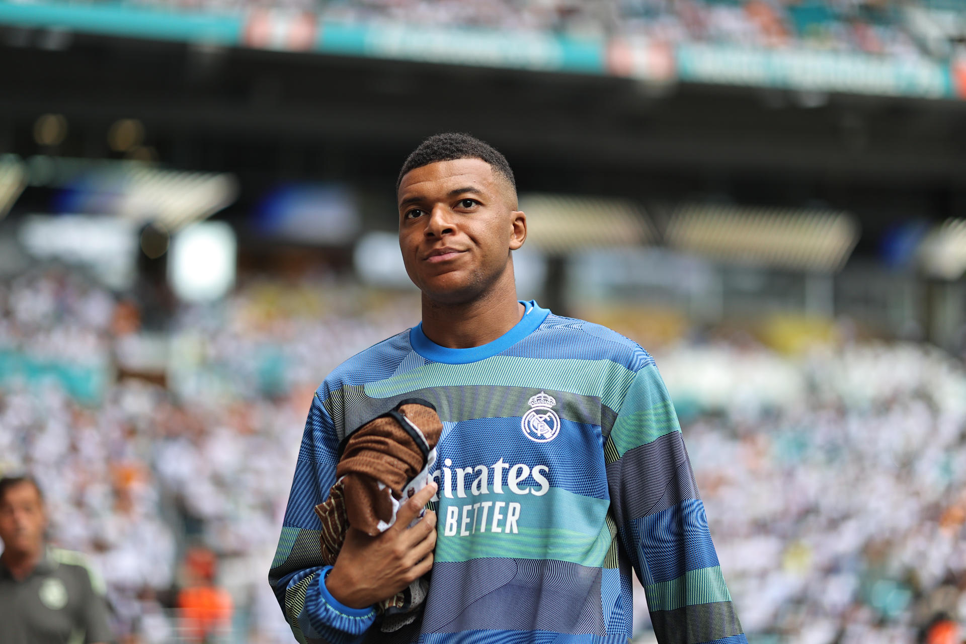 Kylian Mbappé, de Real Madrid, sale al campo de juego previo a un partido del Mundial de Clubes entre Real Madrid y Juventus en el estadio Hard Rock de Miami (Estados Unidos). EFE/ Juan Ignacio Roncoroni