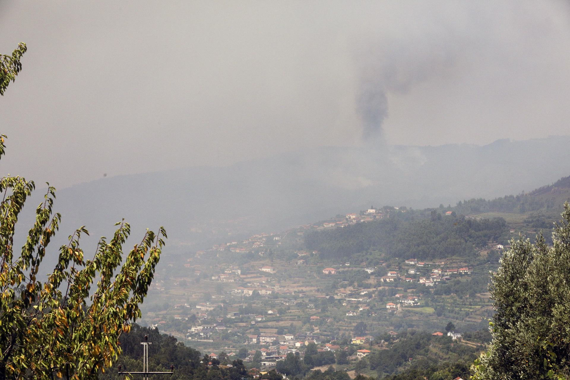Vistas desde Paradela del incendio que arrasa la zona de Arouca, el más grave de los fuegos que arrasan el norte y el centro de Portugal. Los bomberos están trabajando para que ese incendio no avance hacia las viviendas de la zona y buscan consolidar un perímetro de seguridad para que las llamas no progresen. EFE/Carlos García
