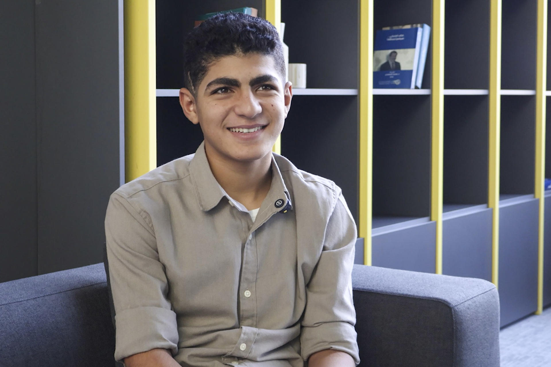 Yusef, joven gazatí de 16 años que recibe tratamiento por un tumor cerebral en Amán, Jordania, tras ser evacuado de Gaza como parte de una iniciativa humanitaria del rey Abdalá II, posa durante una entrevista con EFE en la capital jordana.  EFE/Hayat Al Dbeas
