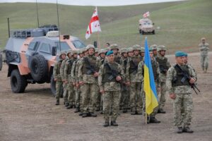 Foto archivo. Soldados ucranianos participan en la ceremonia de clausura de las maniobras militares multinacionales Noble Partner 2018 en la base militar de Vaziani, a las afueras de Tiflis (Georgia) hoy, 15 de agosto de 2018. Un total de 3.000 soldados de 13 países miembros de la OTAN y de países asociados han participado estos días en las maniobras militares multinacionales Noble Partner 2018 en la base militar de Vaziani, a las afueras de Tiflis. EFE/ Zurab Kurtsikidze