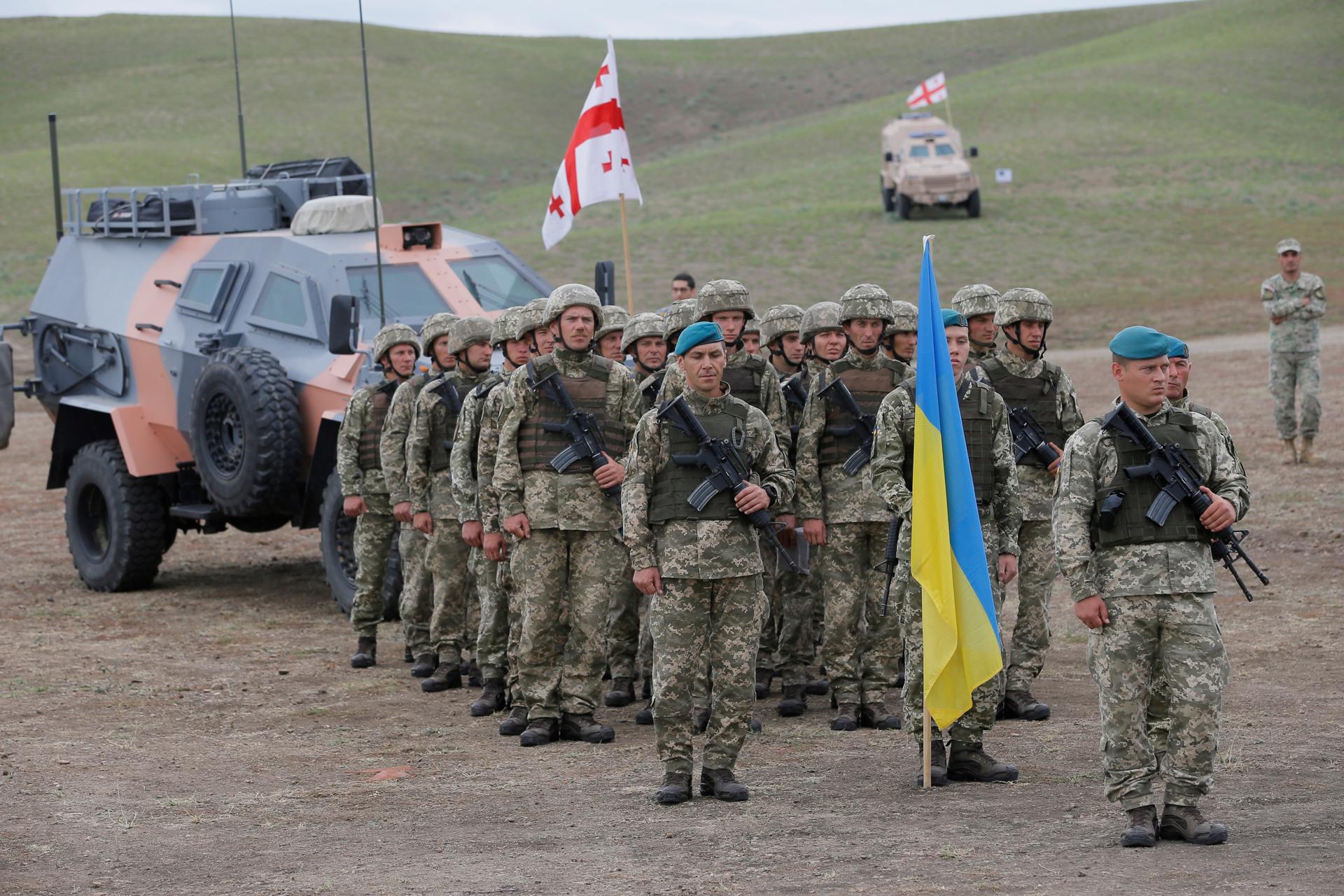 Foto archivo. Soldados ucranianos participan en la ceremonia de clausura de las maniobras militares multinacionales Noble Partner 2018 en la base militar de Vaziani, a las afueras de Tiflis (Georgia) hoy, 15 de agosto de 2018. Un total de 3.000 soldados de 13 países miembros de la OTAN y de países asociados han participado estos días en las maniobras militares multinacionales Noble Partner 2018 en la base militar de Vaziani, a las afueras de Tiflis. EFE/ Zurab Kurtsikidze
