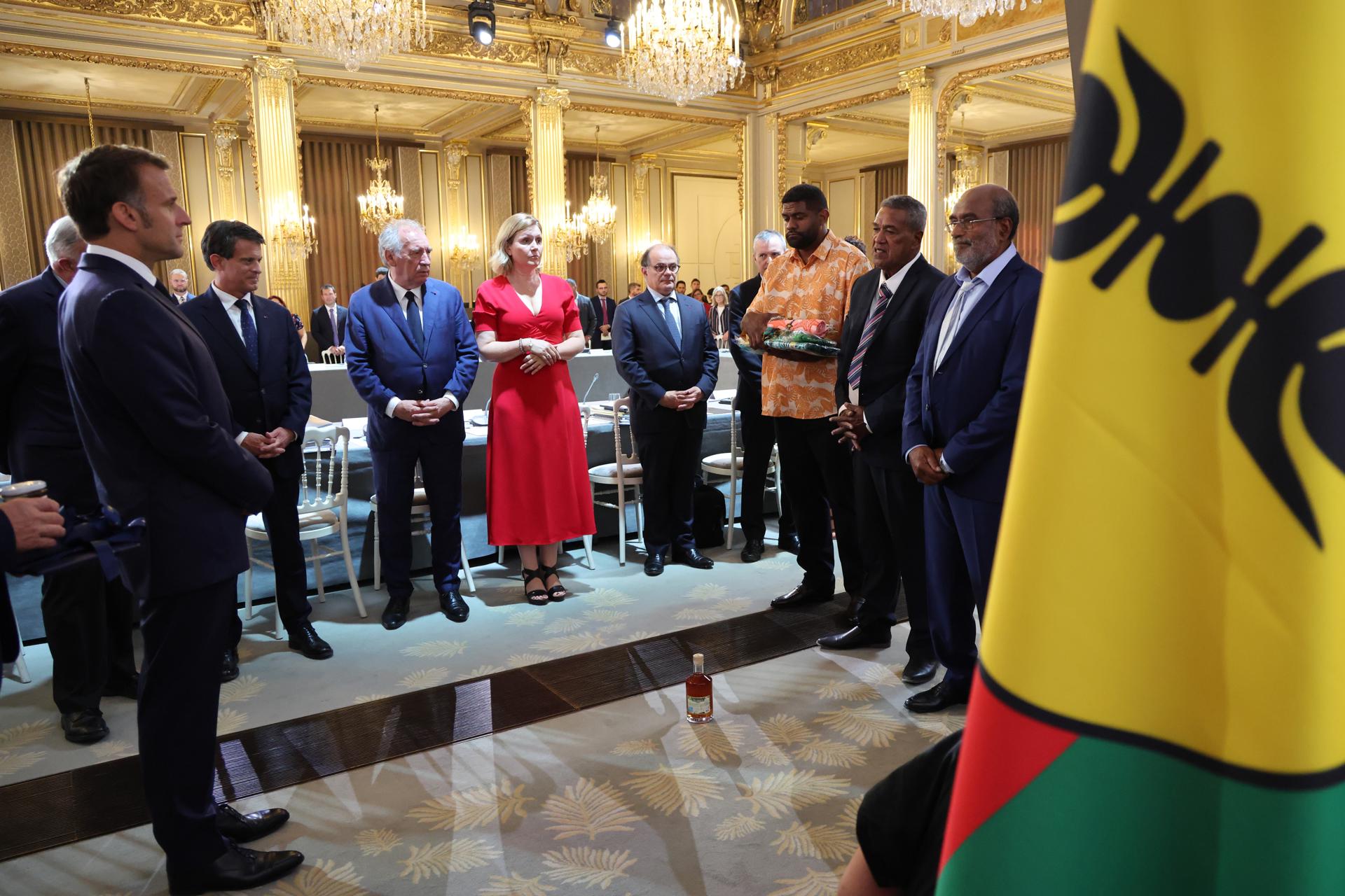 París, 2 jul (EFE).- Una cumbre de fuerzas políticas para debatir el futuro político y económico de Nueva Caledonia, el territorio autónomo francés del océano Pacífico que vivió graves revueltas el año pasado, comenzó este miércoles en París bajo el liderazgo del presidente francés, Emmanuel Macron. EFE/EPA/LUDOVIC MARIN / POOL MAXPPP OUT