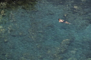 En la imagen, un hombre se baña este martes en la costa del municipio tinerfeño de San Juan de la Rambla. EFE/Alberto Valdés