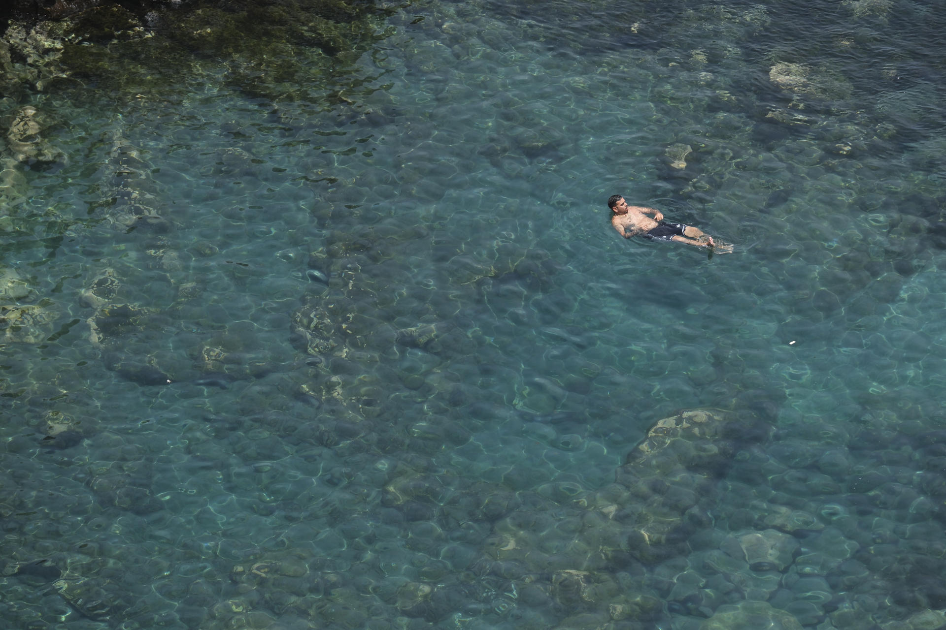 En la imagen, un hombre se baña este martes en la costa del municipio tinerfeño de San Juan de la Rambla. EFE/Alberto Valdés